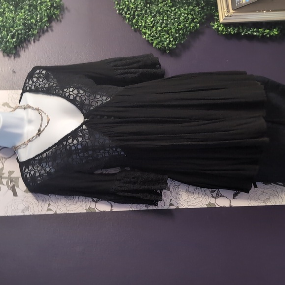 Kori Flower Lace Top - Picture 3 of 7